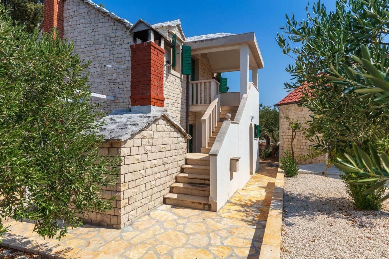 Villa Dubrava Tranquil Retreat Nestled In An Olive Grove For Serene Escapes Пучишча Экстерьер фото